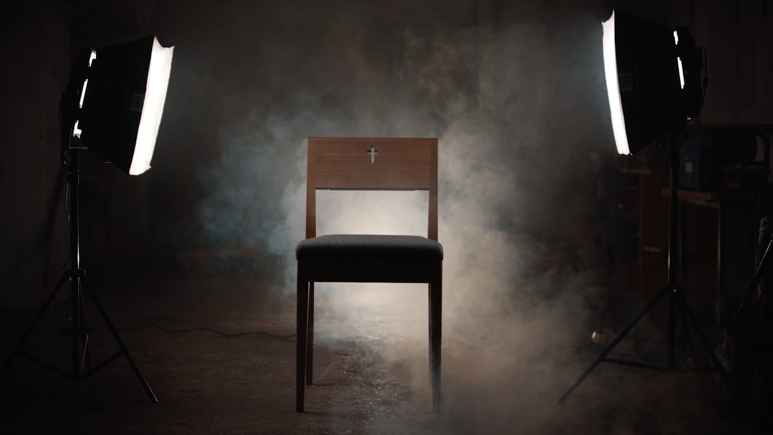 Kostoln&aacute; židle ZOE - vyrobena z dubov&eacute;ho dřeva - čalouněn&aacute; s doplňky.